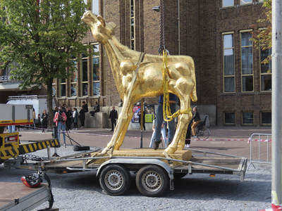 901976 Afbeelding van het beeld 'Het Gouden Kalf', symbool van het Nederlands Film Festival, op de Neude te Utrecht. ...